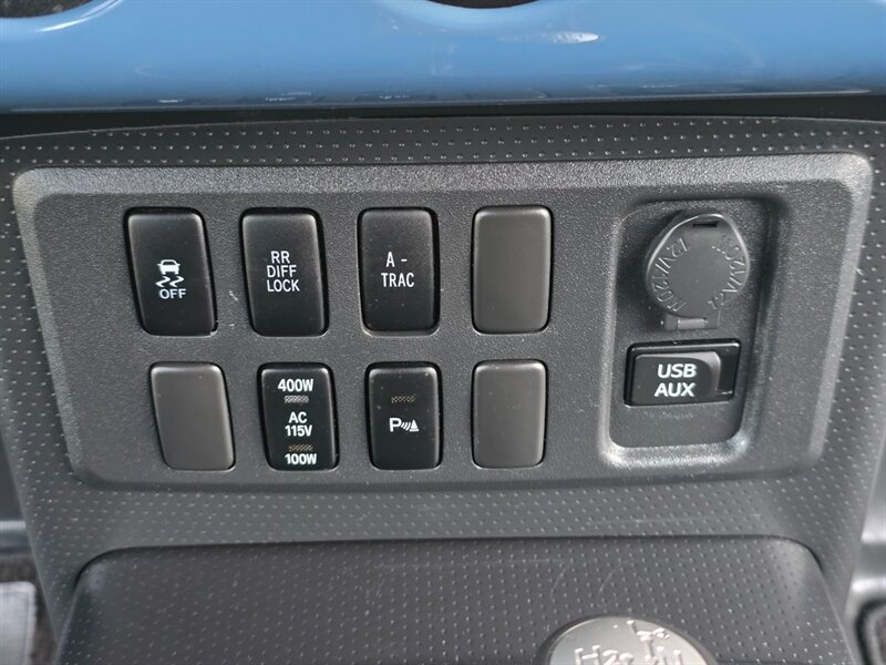 2011 Toyota FJ Cruiser 4X4 / REAR DIFFERENTIAL LOCKER / BACK CAM / PARK SENSORS / BLACK RHINO WHEELS / 1-OWNER !! - Photo 39 - Portland, OR 97217