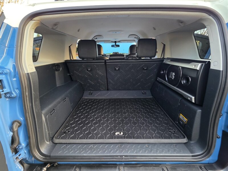 2011 Toyota FJ Cruiser 4X4 / REAR DIFFERENTIAL LOCKER / BACK CAM / PARK SENSORS / BLACK RHINO WHEELS / 1-OWNER !! - Photo 44 - Portland, OR 97217