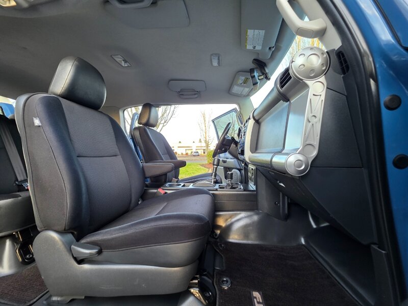 2011 Toyota FJ Cruiser 4X4 / REAR DIFFERENTIAL LOCKER / BACK CAM / PARK SENSORS / BLACK RHINO WHEELS / 1-OWNER !! - Photo 16 - Portland, OR 97217