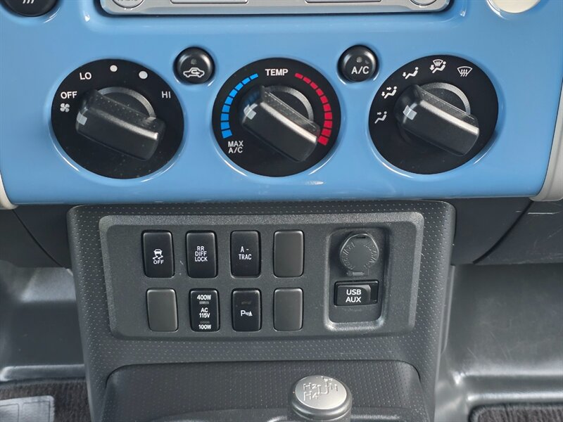 2011 Toyota FJ Cruiser 4X4 / REAR DIFFERENTIAL LOCKER / BACK CAM / PARK SENSORS / BLACK RHINO WHEELS / 1-OWNER !! - Photo 20 - Portland, OR 97217