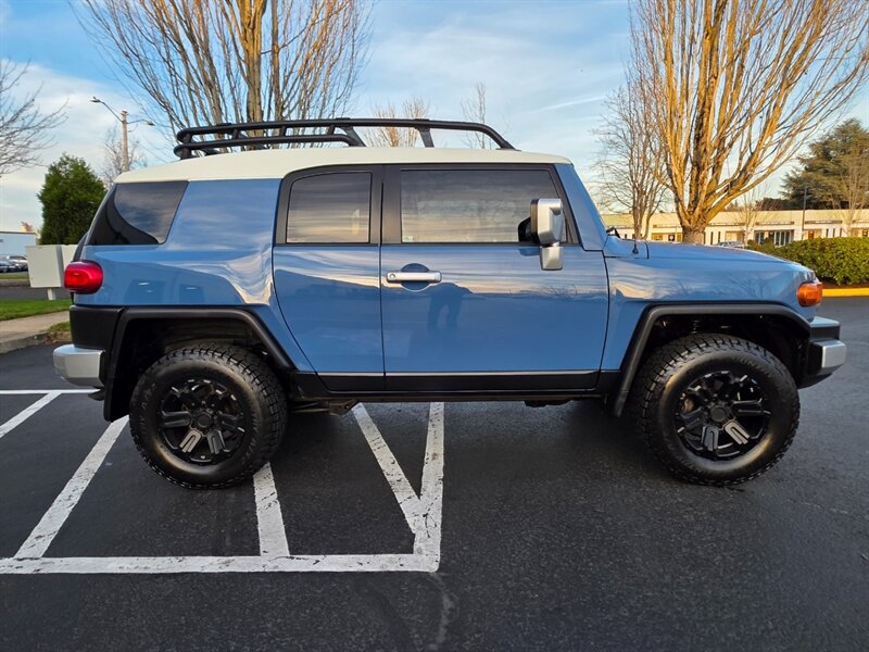 2011 Toyota FJ Cruiser 4X4 / REAR DIFFERENTIAL LOCKER / BACK CAM / PARK SENSORS / BLACK RHINO WHEELS / 1-OWNER !! - Photo 4 - Portland, OR 97217