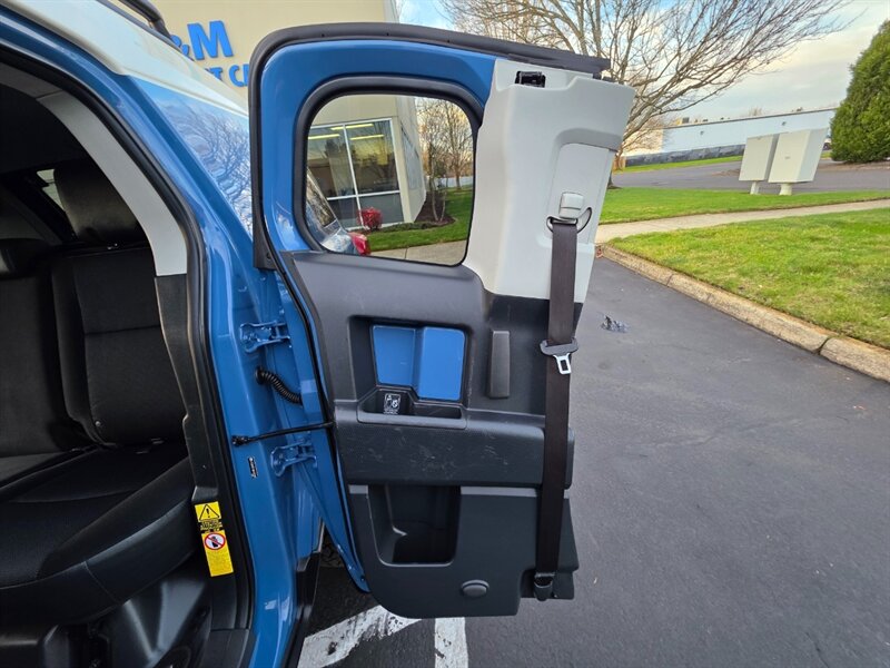 2011 Toyota FJ Cruiser 4X4 / REAR DIFFERENTIAL LOCKER / BACK CAM / PARK SENSORS / BLACK RHINO WHEELS / 1-OWNER !! - Photo 48 - Portland, OR 97217