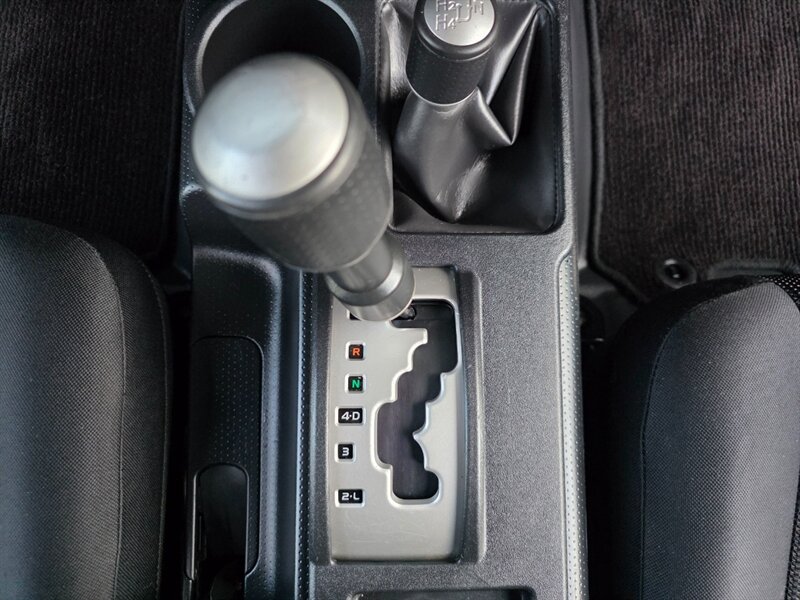 2011 Toyota FJ Cruiser 4X4 / REAR DIFFERENTIAL LOCKER / BACK CAM / PARK SENSORS / BLACK RHINO WHEELS / 1-OWNER !! - Photo 40 - Portland, OR 97217