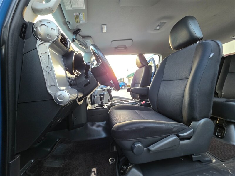 2011 Toyota FJ Cruiser 4X4 / REAR DIFFERENTIAL LOCKER / BACK CAM / PARK SENSORS / BLACK RHINO WHEELS / 1-OWNER !! - Photo 13 - Portland, OR 97217