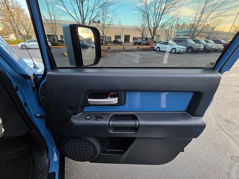 2011 Toyota FJ Cruiser 4X4 / REAR DIFFERENTIAL LOCKER / BACK CAM / PARK SENSORS / BLACK RHINO WHEELS / 1-OWNER !! - Photo 46 - Portland, OR 97217