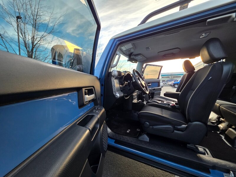 2011 Toyota FJ Cruiser 4X4 / REAR DIFFERENTIAL LOCKER / BACK CAM / PARK SENSORS / BLACK RHINO WHEELS / 1-OWNER !! - Photo 32 - Portland, OR 97217