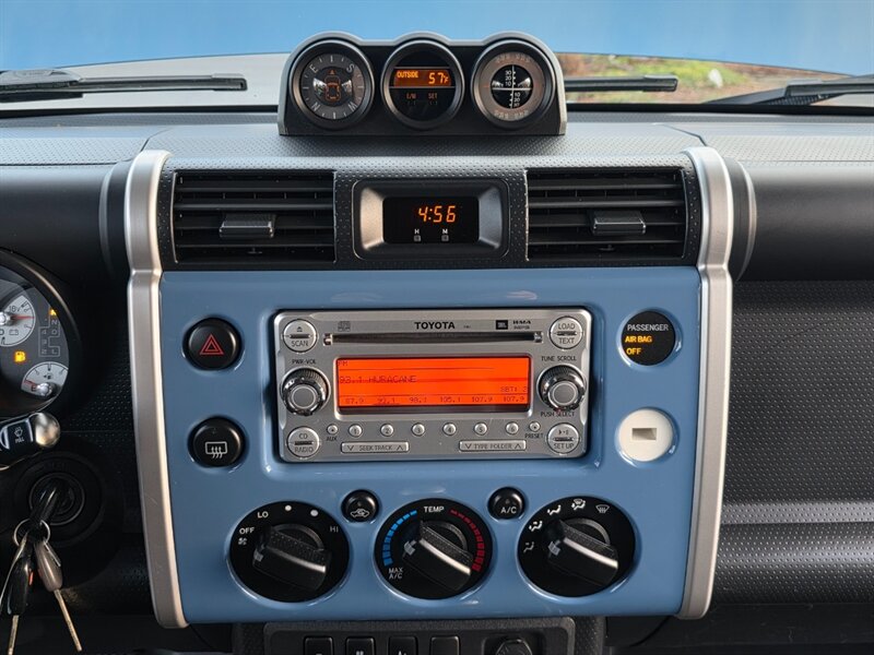 2011 Toyota FJ Cruiser 4X4 / REAR DIFFERENTIAL LOCKER / BACK CAM / PARK SENSORS / BLACK RHINO WHEELS / 1-OWNER !! - Photo 19 - Portland, OR 97217