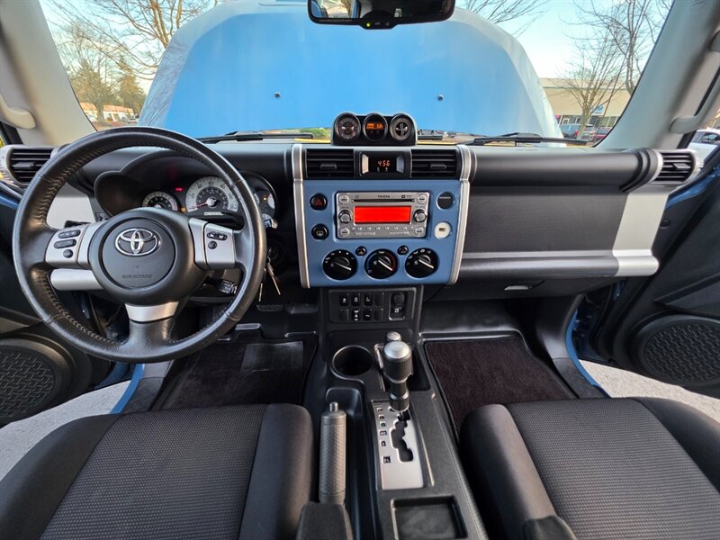 2011 Toyota FJ Cruiser 4X4 / REAR DIFFERENTIAL LOCKER / BACK CAM / PARK SENSORS / BLACK RHINO WHEELS / 1-OWNER !! - Photo 17 - Portland, OR 97217
