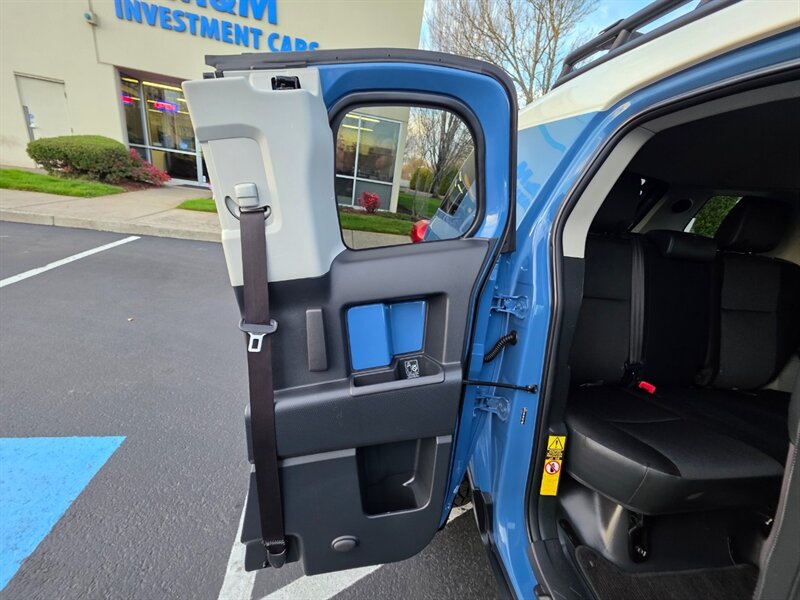 2011 Toyota FJ Cruiser 4X4 / REAR DIFFERENTIAL LOCKER / BACK CAM / PARK SENSORS / BLACK RHINO WHEELS / 1-OWNER !! - Photo 47 - Portland, OR 97217