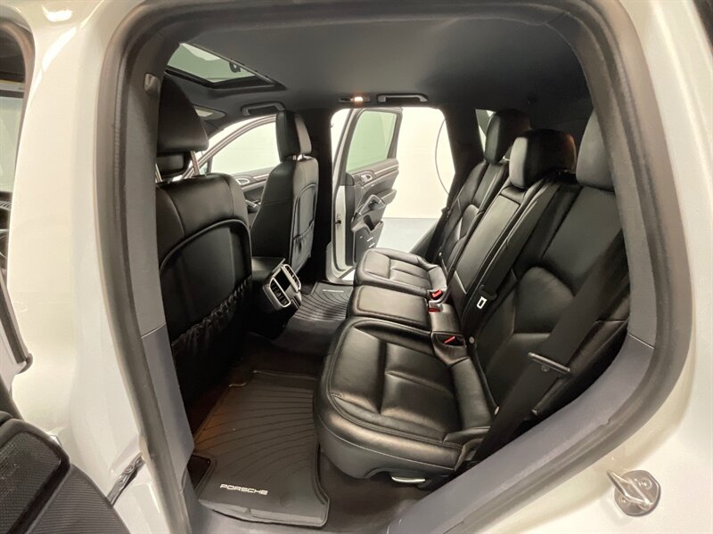 2018 Porsche Cayenne Sport Utility AWD / 3.6L V6 /SportDesign Pkg  / Leather Heated Seats / Sunroof / Navigation & Backup Camera / Bose Surround Sound - Photo 10 - Gladstone, OR 97027