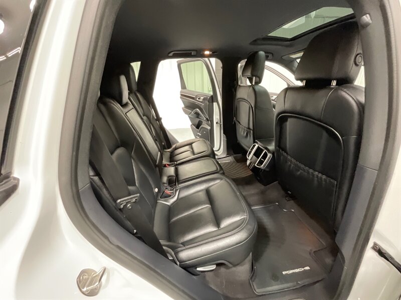 2018 Porsche Cayenne Sport Utility AWD / 3.6L V6 /SportDesign Pkg  / Leather Heated Seats / Sunroof / Navigation & Backup Camera / Bose Surround Sound - Photo 11 - Gladstone, OR 97027