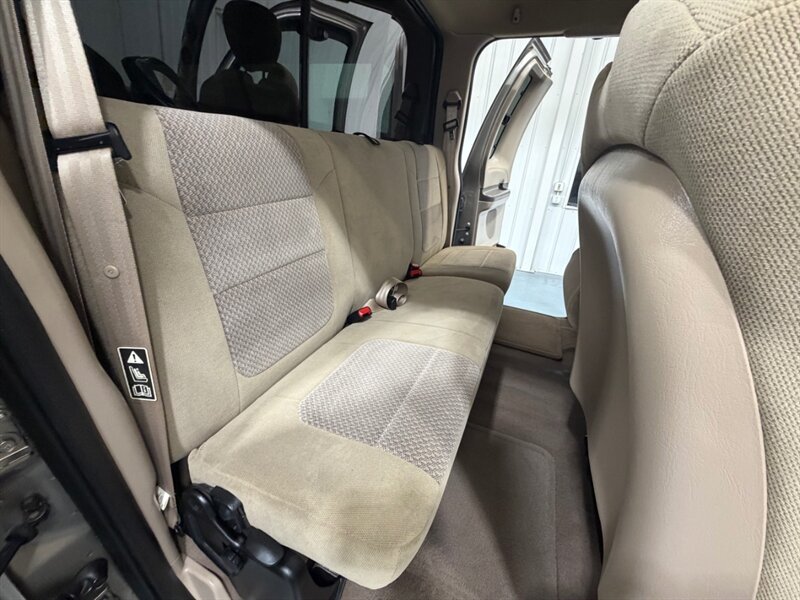 2002 Ford F-350 XLT / 4X4 / 7.3L DIESEL / 6 SPEED MANUAL / LOCAL / RUST FREE / ONLY 108K MILES - Photo 13 - Gladstone, OR 97027