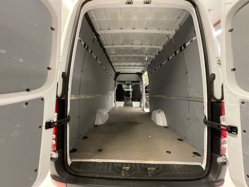 2015 Mercedes-Benz Sprinter 2500 CARGO VAN / 2.1L 4Cyl DIESEL / HIGHROOF  / 1-OWNER LOCAL VAN / Navigation & Backup Camera / 170 " WB & HIGHROOF - Photo 10 - Gladstone, OR 97027