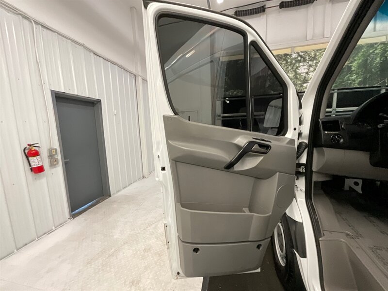 2015 Mercedes-Benz Sprinter 2500 CARGO VAN / 2.1L 4Cyl DIESEL / HIGHROOF  / 1-OWNER LOCAL VAN / Navigation & Backup Camera / 170 " WB & HIGHROOF - Photo 30 - Gladstone, OR 97027