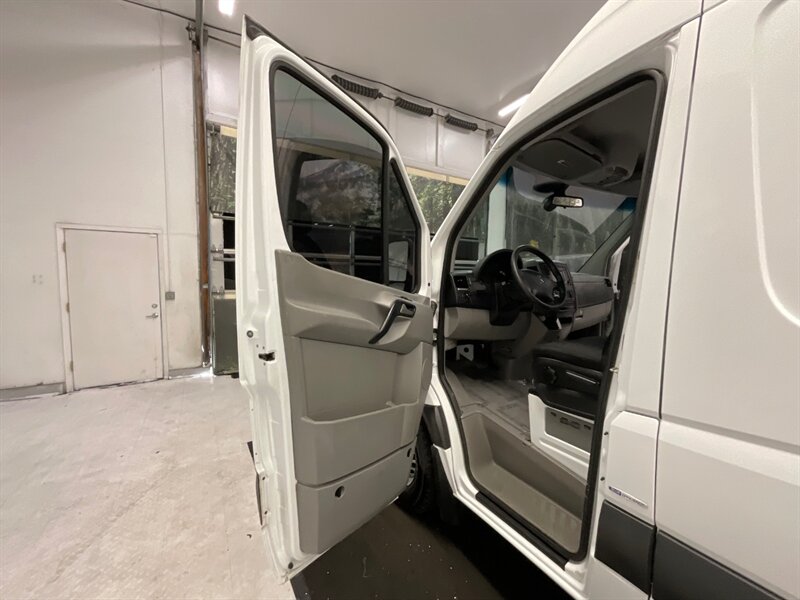 2015 Mercedes-Benz Sprinter 2500 CARGO VAN / 2.1L 4Cyl DIESEL / HIGHROOF  / 1-OWNER LOCAL VAN / Navigation & Backup Camera / 170 " WB & HIGHROOF - Photo 32 - Gladstone, OR 97027