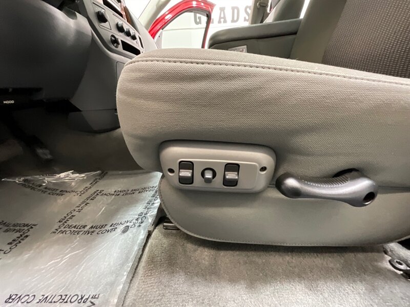 2006 Dodge Ram 3500 SLT 4X4 / 5.9L DIESEL /36K MILES / 1-OWNER / DUALLY 1-TON / Rear Airbags / Sunroof / ZERO RUST - Photo 39 - Gladstone, OR 97027