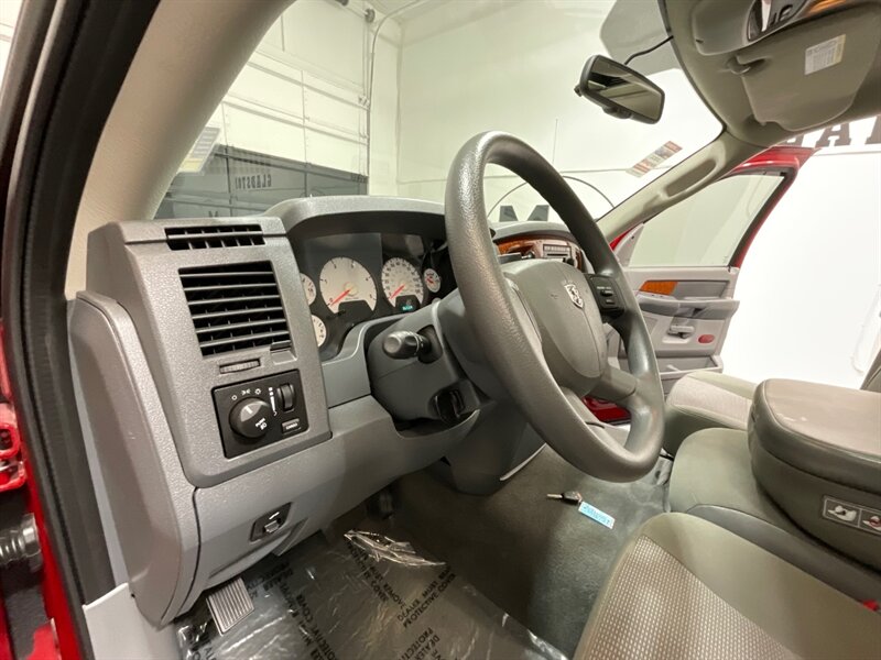 2006 Dodge Ram 3500 SLT 4X4 / 5.9L DIESEL /36K MILES / 1-OWNER / DUALLY 1-TON / Rear Airbags / Sunroof / ZERO RUST - Photo 36 - Gladstone, OR 97027