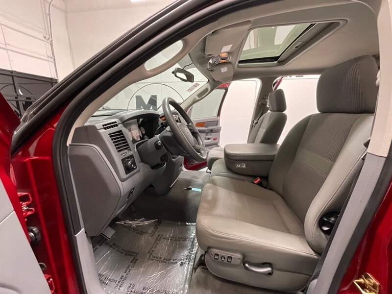 2006 Dodge Ram 3500 SLT 4X4 / 5.9L DIESEL /36K MILES / 1-OWNER / DUALLY 1-TON / Rear Airbags / Sunroof / ZERO RUST - Photo 11 - Gladstone, OR 97027