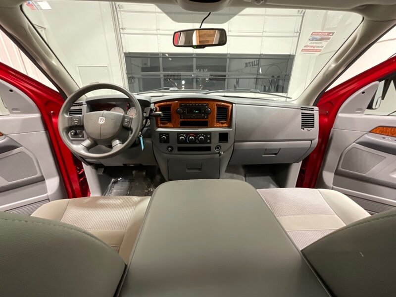 2006 Dodge Ram 3500 SLT 4X4 / 5.9L DIESEL /36K MILES / 1-OWNER / DUALLY 1-TON / Rear Airbags / Sunroof / ZERO RUST - Photo 38 - Gladstone, OR 97027