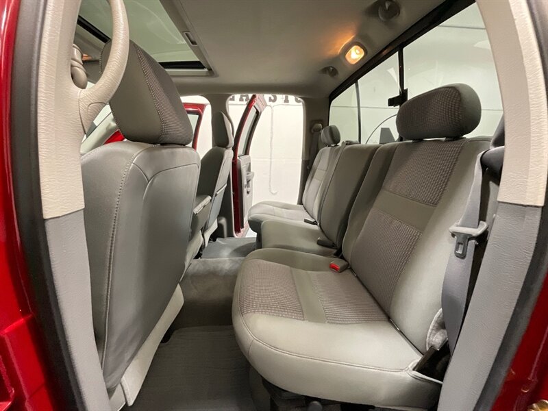 2006 Dodge Ram 3500 SLT 4X4 / 5.9L DIESEL /36K MILES / 1-OWNER / DUALLY 1-TON / Rear Airbags / Sunroof / ZERO RUST - Photo 12 - Gladstone, OR 97027