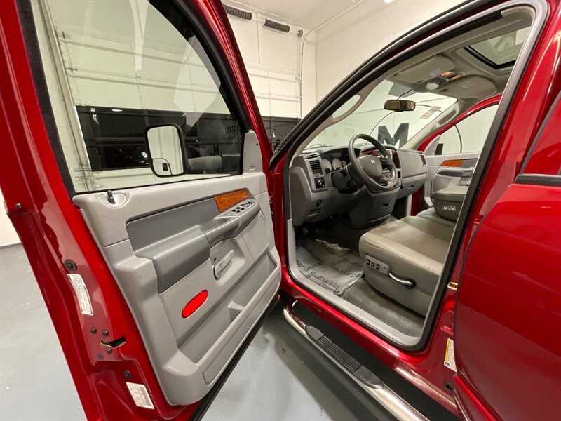 2006 Dodge Ram 3500 SLT 4X4 / 5.9L DIESEL /36K MILES / 1-OWNER / DUALLY 1-TON / Rear Airbags / Sunroof / ZERO RUST - Photo 32 - Gladstone, OR 97027