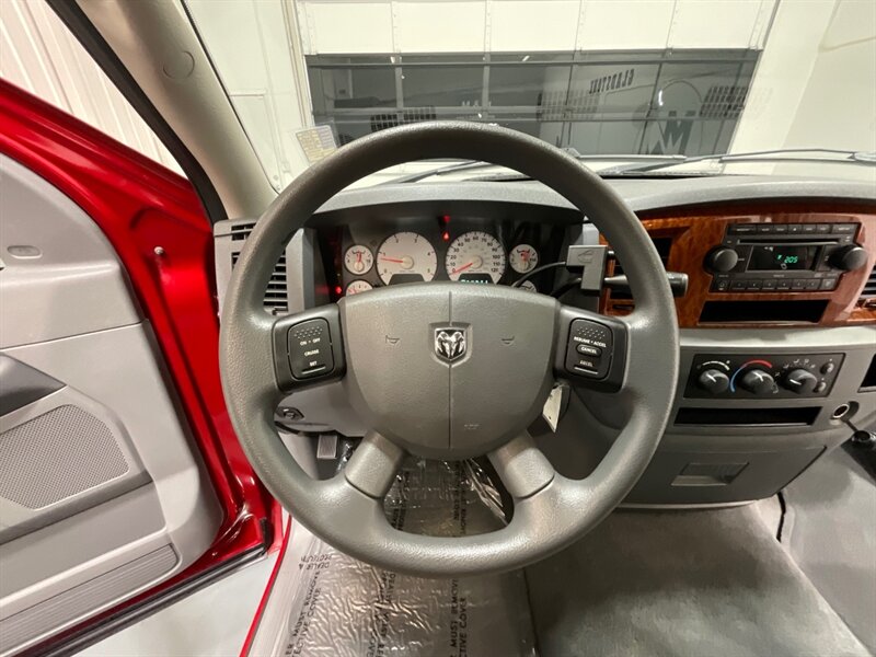 2006 Dodge Ram 3500 SLT 4X4 / 5.9L DIESEL /36K MILES / 1-OWNER / DUALLY 1-TON / Rear Airbags / Sunroof / ZERO RUST - Photo 19 - Gladstone, OR 97027