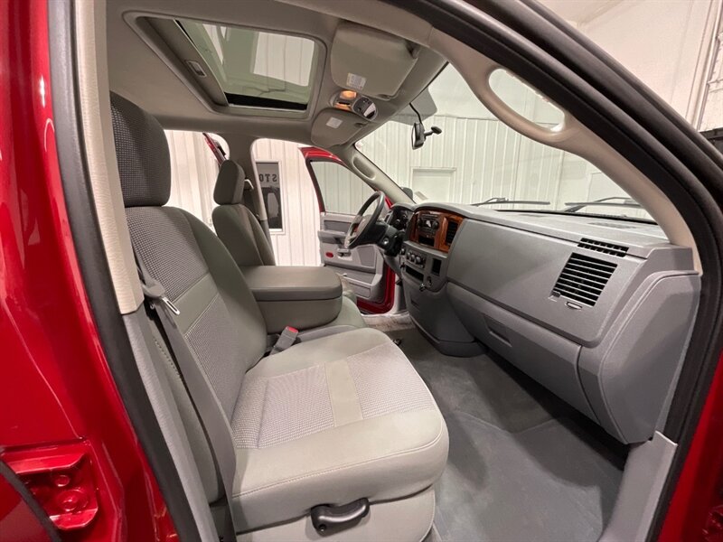 2006 Dodge Ram 3500 SLT 4X4 / 5.9L DIESEL /36K MILES / 1-OWNER / DUALLY 1-TON / Rear Airbags / Sunroof / ZERO RUST - Photo 14 - Gladstone, OR 97027