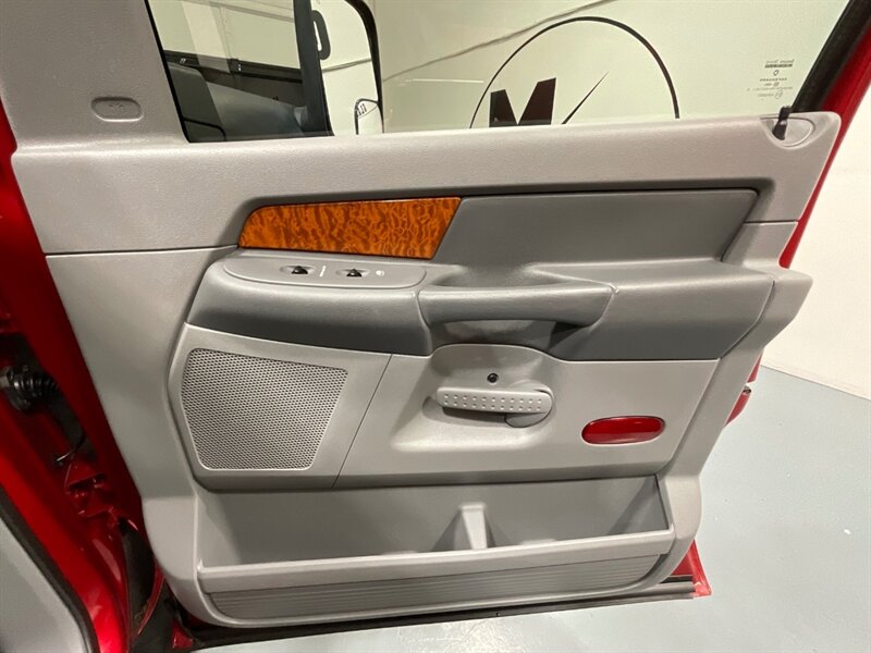 2006 Dodge Ram 3500 SLT 4X4 / 5.9L DIESEL /36K MILES / 1-OWNER / DUALLY 1-TON / Rear Airbags / Sunroof / ZERO RUST - Photo 34 - Gladstone, OR 97027