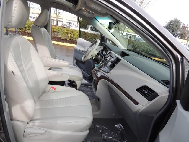 2011 Toyota Sienna XLE 8-Passenger / Leather / Heated seats / Sunroof