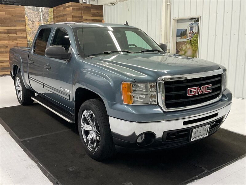 2009 GMC Sierra 1500 SLE Crew Cab 4X4 / 5.3L V8 / LOCAL OREGON TRUCK  / RUST FREE / Only 123,000 MILES - Photo 2 - Gladstone, OR 97027