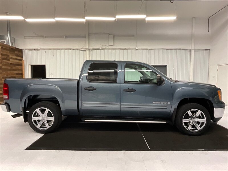 2009 GMC Sierra 1500 SLE Crew Cab 4X4 / 5.3L V8 / LOCAL OREGON TRUCK  / RUST FREE / Only 123,000 MILES - Photo 4 - Gladstone, OR 97027