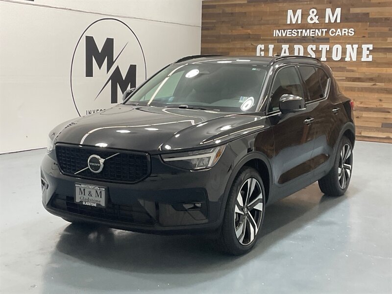 2025 Volvo XC40 B5 Plus Dark Theme AWD / 2.0L 4Cyl Turbo Charged  / Panoramic Sunroof / Leather w. Heated Seats / Navigation & Backup Camera / Power Lift Tailgate - Photo 1 - Gladstone, OR 97027