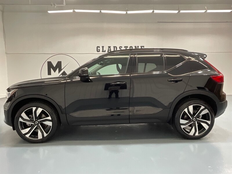 2025 Volvo XC40 B5 Plus Dark Theme AWD / 2.0L 4Cyl Turbo Charged  / Panoramic Sunroof / Leather w. Heated Seats / Navigation & Backup Camera / Power Lift Tailgate - Photo 3 - Gladstone, OR 97027