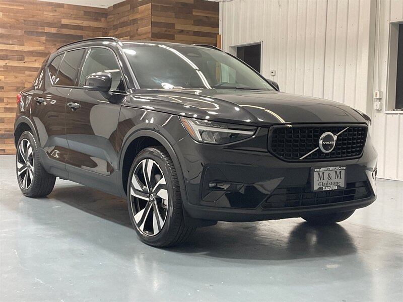 2025 Volvo XC40 B5 Plus Dark Theme AWD / 2.0L 4Cyl Turbo Charged  / Panoramic Sunroof / Leather w. Heated Seats / Navigation & Backup Camera / Power Lift Tailgate - Photo 2 - Gladstone, OR 97027