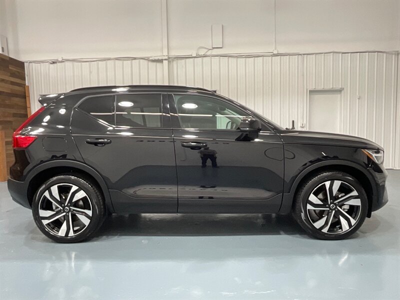 2025 Volvo XC40 B5 Plus Dark Theme AWD / 2.0L 4Cyl Turbo Charged  / Panoramic Sunroof / Leather w. Heated Seats / Navigation & Backup Camera / Power Lift Tailgate - Photo 4 - Gladstone, OR 97027