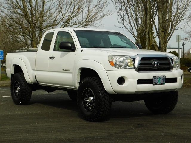 2009 Toyota Tacoma SR5 4-Door / 4X4 / 5-SPEED / 1-OWNER / LIFTED