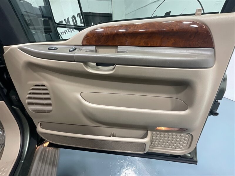2002 Ford Excursion Limited 4X4 / 7.3L DIESEL / Leather / ZERO RUST / 3RD ROW SEAT / Heated Leather Seats / LEVELED - Photo 32 - Gladstone, OR 97027