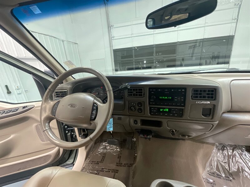 2002 Ford Excursion Limited 4X4 / 7.3L DIESEL / Leather / ZERO RUST / 3RD ROW SEAT / Heated Leather Seats / LEVELED - Photo 18 - Gladstone, OR 97027