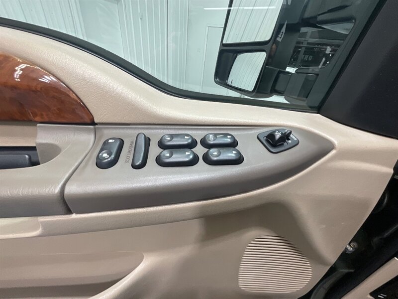 2002 Ford Excursion Limited 4X4 / 7.3L DIESEL / Leather / ZERO RUST / 3RD ROW SEAT / Heated Leather Seats / LEVELED - Photo 33 - Gladstone, OR 97027