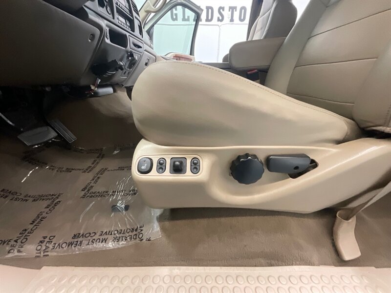 2002 Ford Excursion Limited 4X4 / 7.3L DIESEL / Leather / ZERO RUST / 3RD ROW SEAT / Heated Leather Seats / LEVELED - Photo 9 - Gladstone, OR 97027