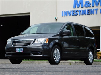 2016 Chrysler Town & Country Touring / Leather / DVD / Power Sliding Doors Van