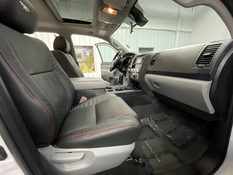 2019 Toyota Sequoia Sport Utility 4X4 / TRD PRO CUSTOM UPGRADE  TRD LEATHER & Heated Seats / TRD GRILL / NEW TIRES / SHARP SHARP !! - Photo 19 - Gladstone, OR 97027