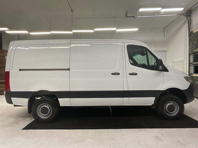 2020 Mercedes-Benz Sprinter 2500 Cargo Van 4X4 / 3.0 V6 DIESEL / 30,000 MILES  / STANDARD ROOF w. 144 "WB / Backup Camera / Leather / Towing Package / 1-OWNER / Excel Cond / 4WD - Photo 4 - Gladstone, OR 97027