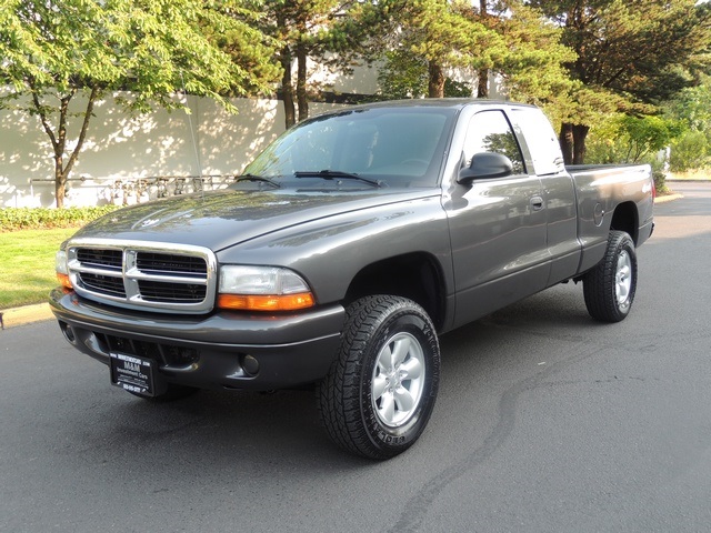 2004 Dodge Dakota Club Cab / 4X4 / 6-cyl / 5 Speed Manual / 1-OWNER