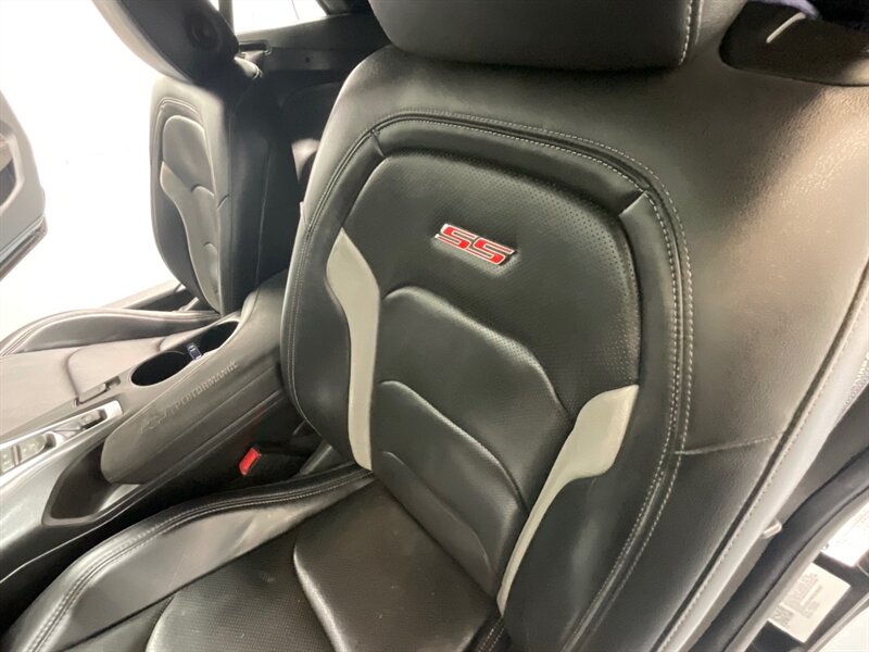 2023 Chevrolet Camaro SS Convertible / V8 6.2L / 1-OWNER / 14,000 MILES / Heated & Ventilated Leather Seats - Photo 11 - Gladstone, OR 97027