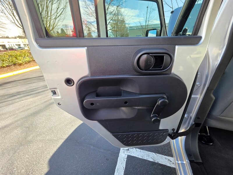 2008 Jeep Wrangler Unlimited 4X4 V6 / 6 SPEED / NEW TIRES / LIFTED  / NEW CLUTCH / XD WHEELS / MANUAL TRANSMISSION - Photo 37 - Portland, OR 97217