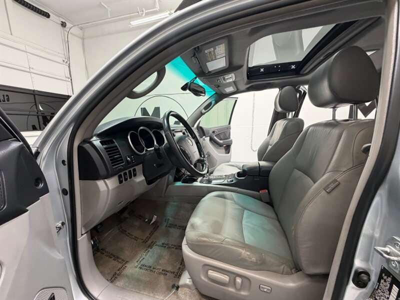 2006 Toyota 4Runner Limited AWD / 4.7L V8 / NEW TIMING BELT / LEATHER / SUNROOF / NEW LIFT WHEELS & TIRES - Photo 11 - Gladstone, OR 97027