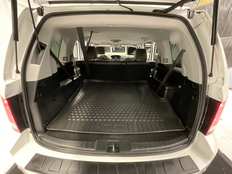 2015 Honda Pilot Touring  / Leather & Sunroof - Photo 33 - Gladstone, OR 97027