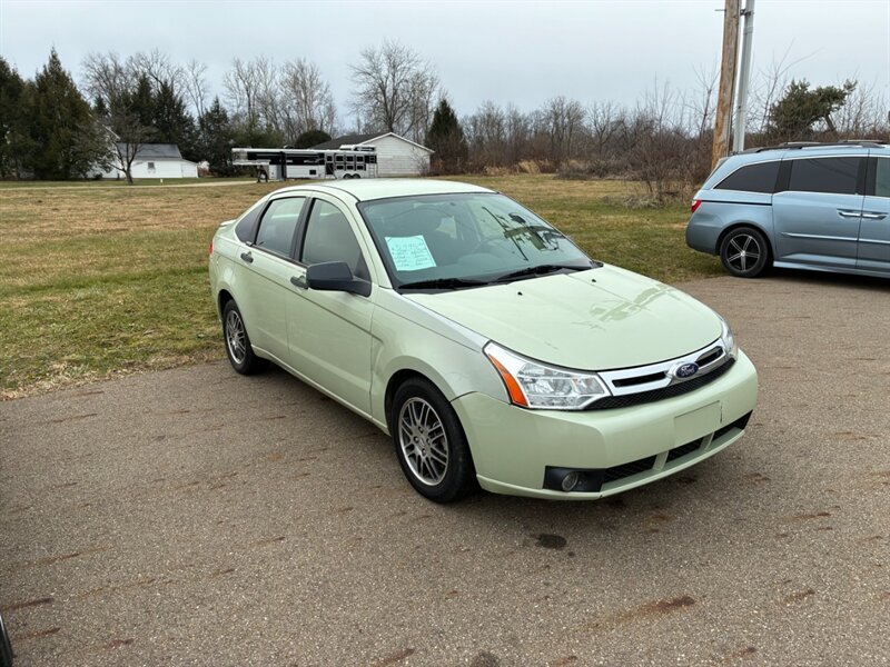 2010 Ford Focus SE   - Photo 1 - Mount Vernon, OH 43050