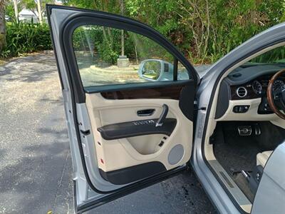 2019 Bentley Bentayga V8  ONE OWNER - Photo 5 - Boca Raton, FL 33431